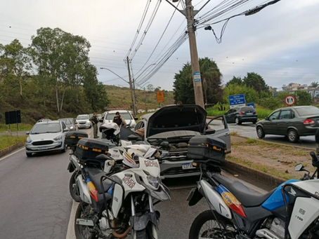 Motorista desobedece blitz, provoca colisões e bate em viatura da PM no Sul de Minas