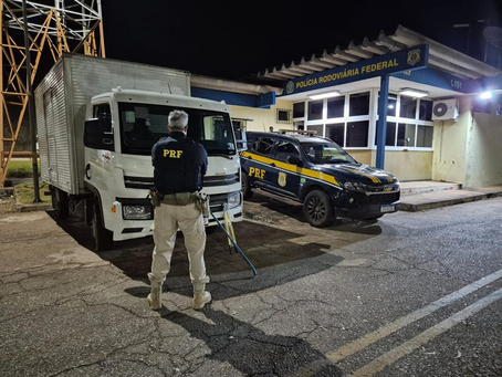 PRF recupera caminhão furtado e suspeito foge para matagal na BR-381