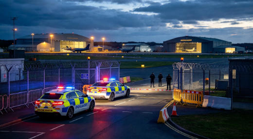 Homem de 25 anos com dupla nacionalidade britânica e iraniana é preso por suspeita de plano terrorista contra base aérea no Reino Unido; cinco outros foram detidos e liberados sob fiança