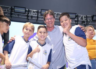 Prefeito Leonardo Ciacci acompanha formaturas dos alunos da rede municipal