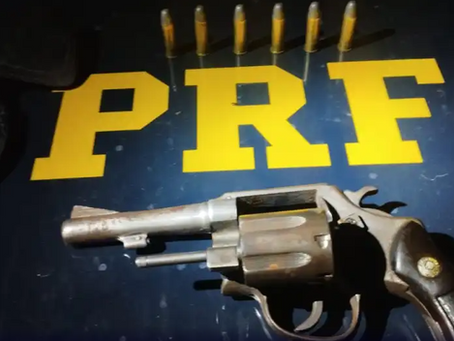 PRF prende caminhoneiro por porte ilegal de arma de fogo durante fiscalização em Salinas