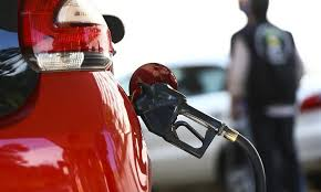 Gasolina começa 2025 pressionada por câmbio e aumento do ICMS