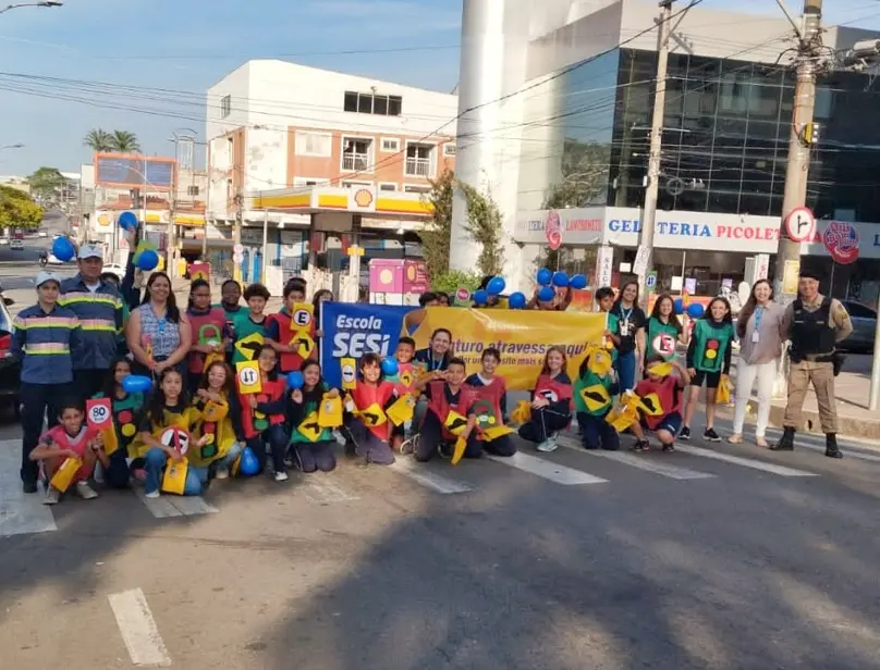 Criancas do SESI ajudam a orientar motoristas em blitz educativa da PM em Varginha