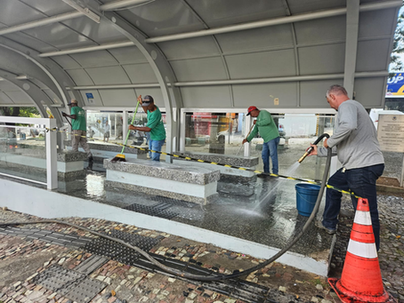 Limpeza em ponto central de ônibus melhora conforto dos usuários em Varginha