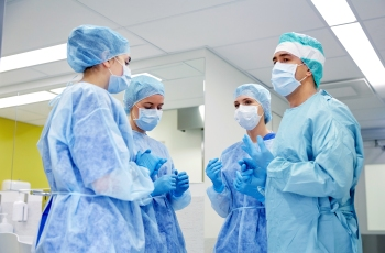 Médico é dispensado por justa causa após deixar paciente 40 minutos na sala de cirurgia 