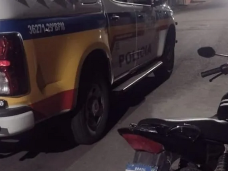 Menor é flagrado com placa irregular em moto e acaba apreendido pela PM