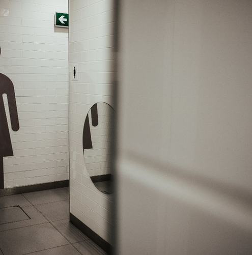 Shopping e empresa de segurança são condenados por abordagem discriminatória contra mulher trans
