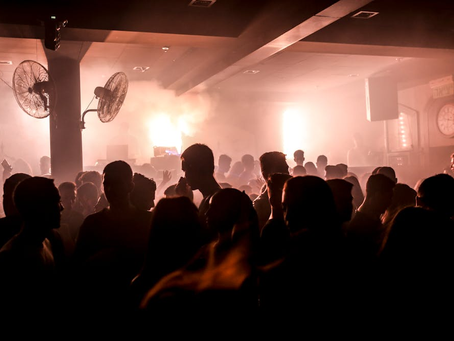 Clientes agredidos em festa são indenizados por casa noturna após ofensas homofóbicas