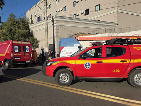 Jovem de 21 anos é socorrido após colisão na Avenida Lincoln Westin da Silveira em Alfenas