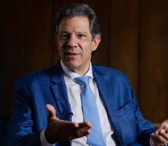 Haddad se distancia da chamada “taxa das blusinhas” e afirma que medida não teve origem no governo