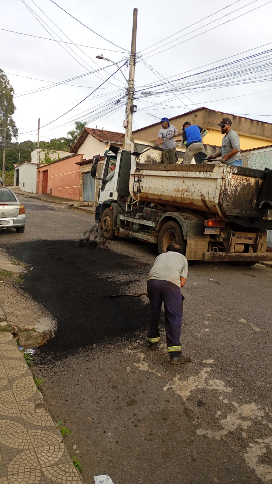 Obras de manutenção no asfalto exigem atenção redobrada de motoristas em Varginha