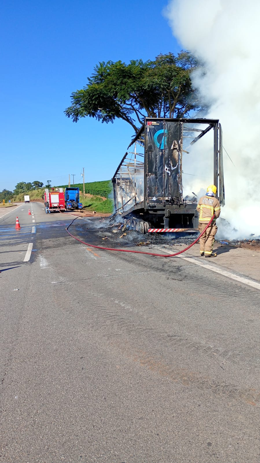 Bombeiros combatem fogo em veículo de carga por quase 9 horas na BR-381