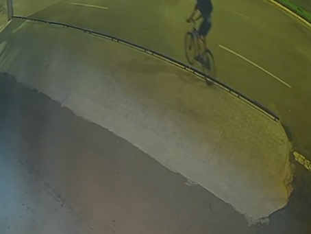 Ciclista morre após tentar subir em calçada e cair de 2 metros na Avenida Rei Pelé