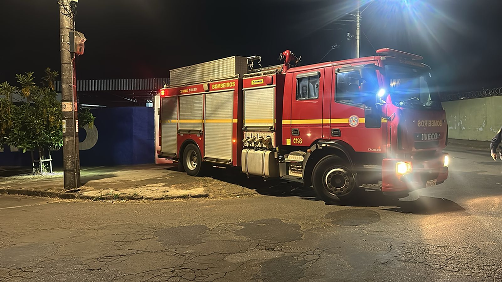 Coquetel molotov é arremessado em oficina e incêndio por pouco não atinge caminhões