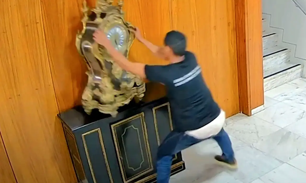 Relógio histórico vandalizado no 8 de janeiro retorna ao Planalto após restauração