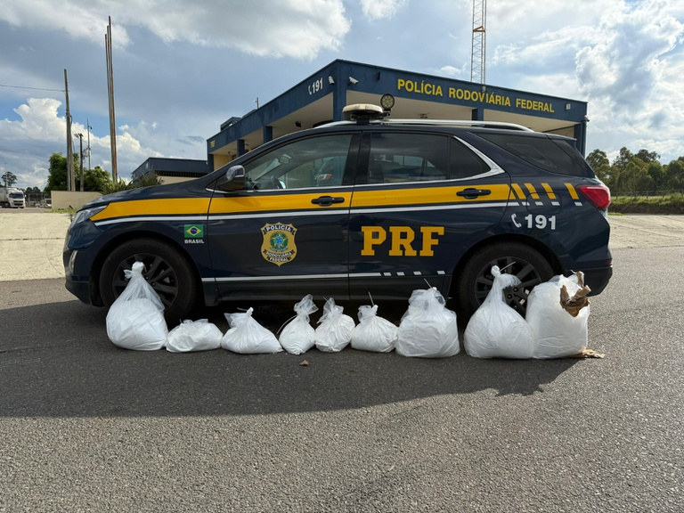 Droga avaliada em R$ 5 milhoes e encontrada em veiculo apos acidente em Cambui