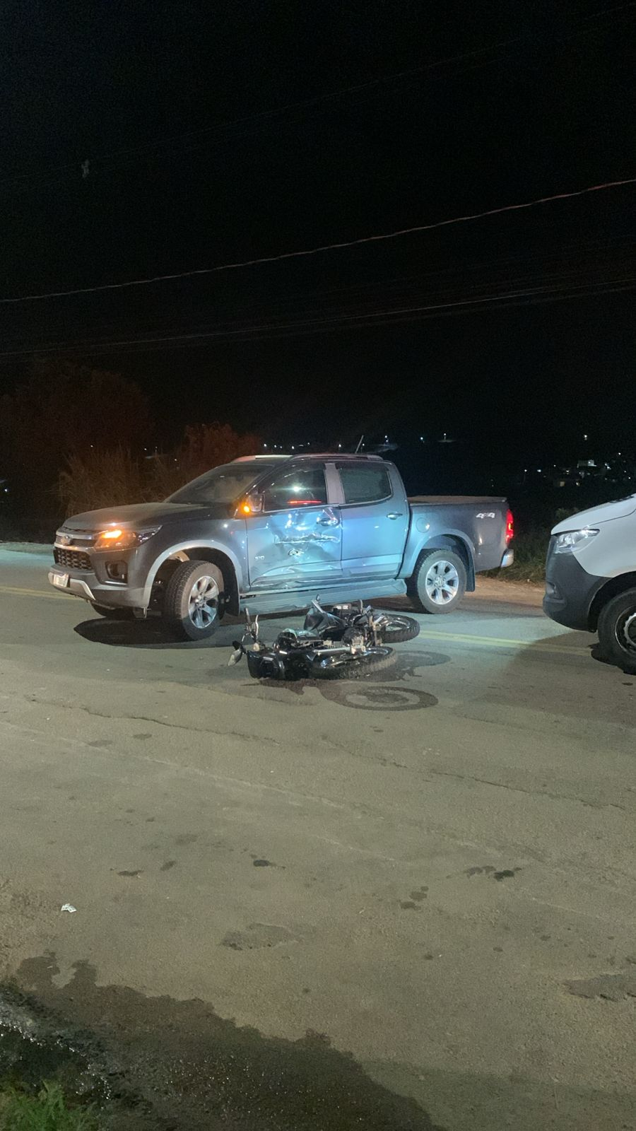Acidente entre carro e moto movimenta equipes de resgate à noite