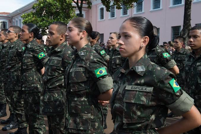 1.010 mulheres incorporadas como soldados pelo Exército participam de desfile em Brasília