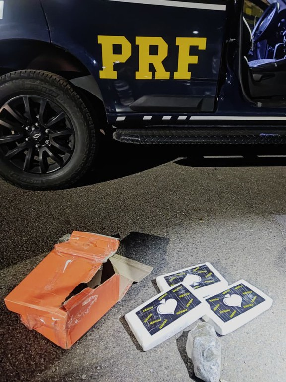 Homem é preso com mochila cheia de cocaína em ônibus fiscalizado pela PRF em Patos de Minas