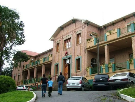 Estudante se fere com caco de vidro encontrado na merenda em escola de Poços de Caldas