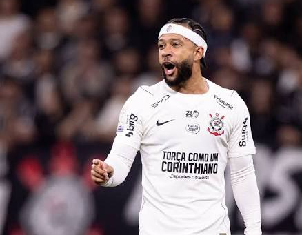 Memphis Depay pede contrato de três anos para renovar com o Corinthians