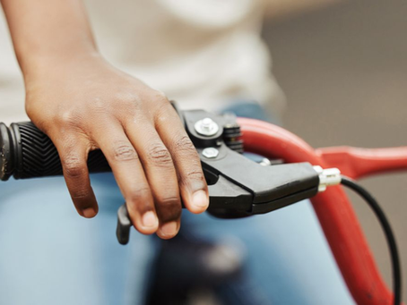 Sol não justifica acidente: TJMG mantém condenação de motorista que atropelou ciclista