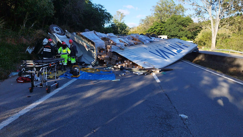 Acidente grave na BR-381: motorista preso às ferragens após carreta tombar em Cambuí