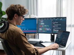 Formação em Engenharia de Software e Fullstack atende demanda por profissionais completos