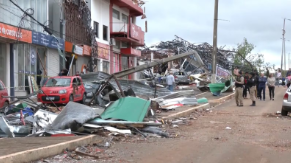 Tornados com ventos de mais de 330 km/h destroem quase 700 casas no Paraná