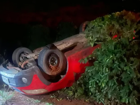 Carro capota após motorista ter visão ofuscada por farol de caminhão na MGC-267, em Machado