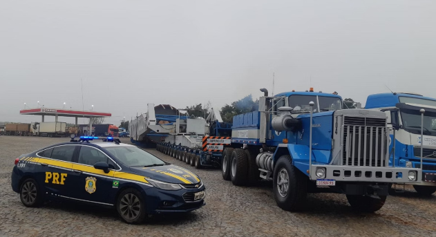 Megacarreta de 850 toneladas provoca bloqueio na BR-262 em Moema