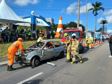 Equipes simulam resgate de vÃtimas em grave acidente na Avenida Princesa do Sul