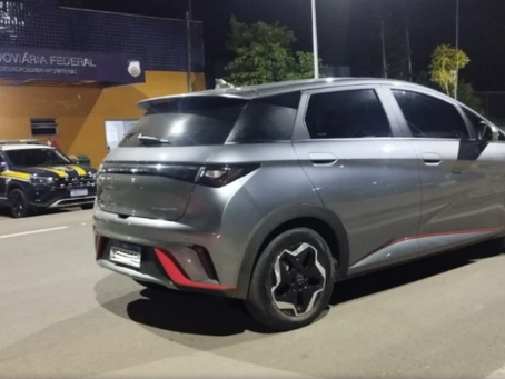 Carro eletrico roubado no Rio é recuperado pela PRF em Leopoldina