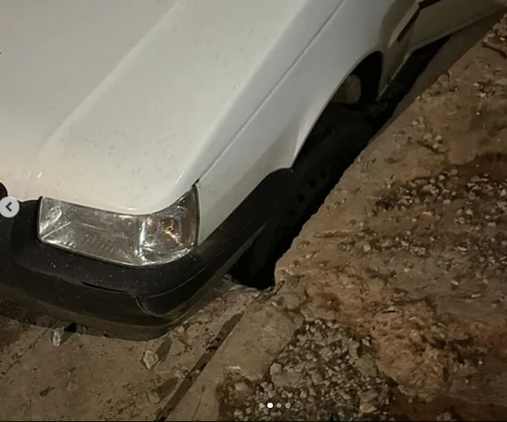 Carro cai em bueiro sem tampa no Residencial Martelli, em Alfenas