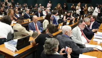 Oposição articula estratégia para retardar tramitação da PEC da escala 6x1 no Senado