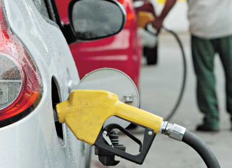 Petrobras anuncia redução de 4,9% no preço da gasolina; valor pode cair R$ 0,10 nos postos