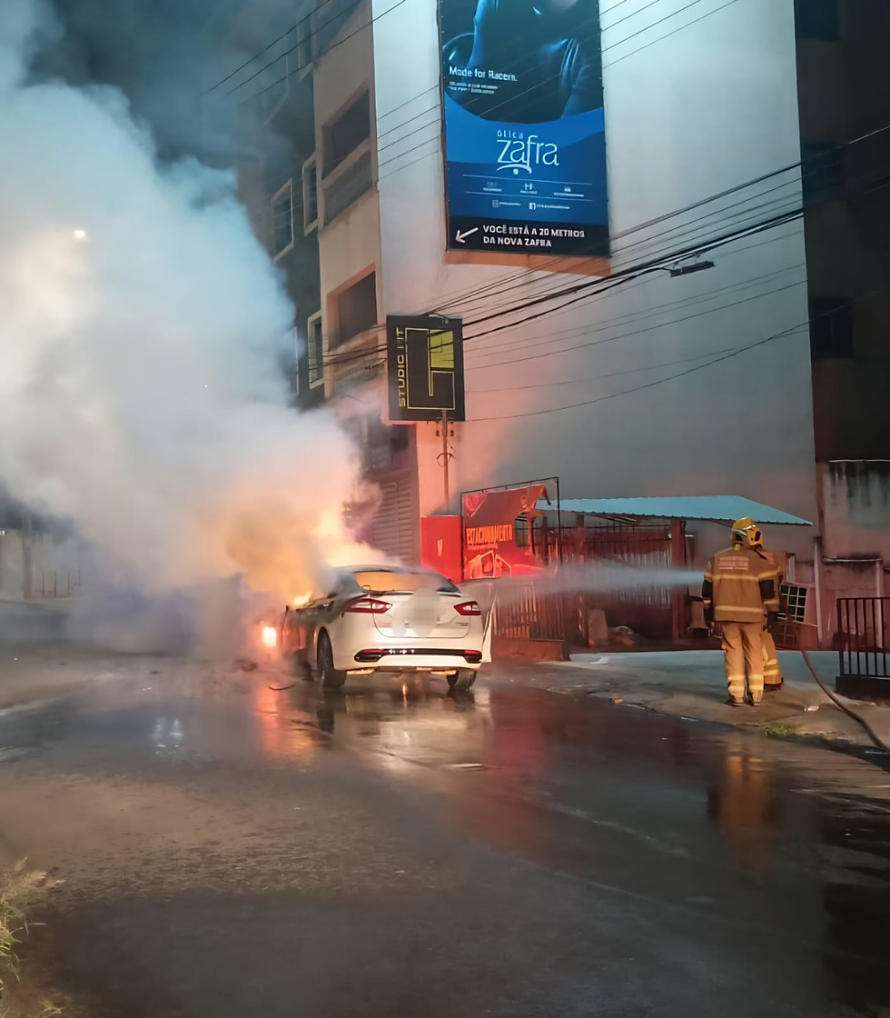 Incêndio atinge veículo na região central de Alfenas durante a noite