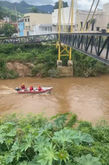Bombeiros mantêm operações de busca por possível afogamento no Rio Sapucaí