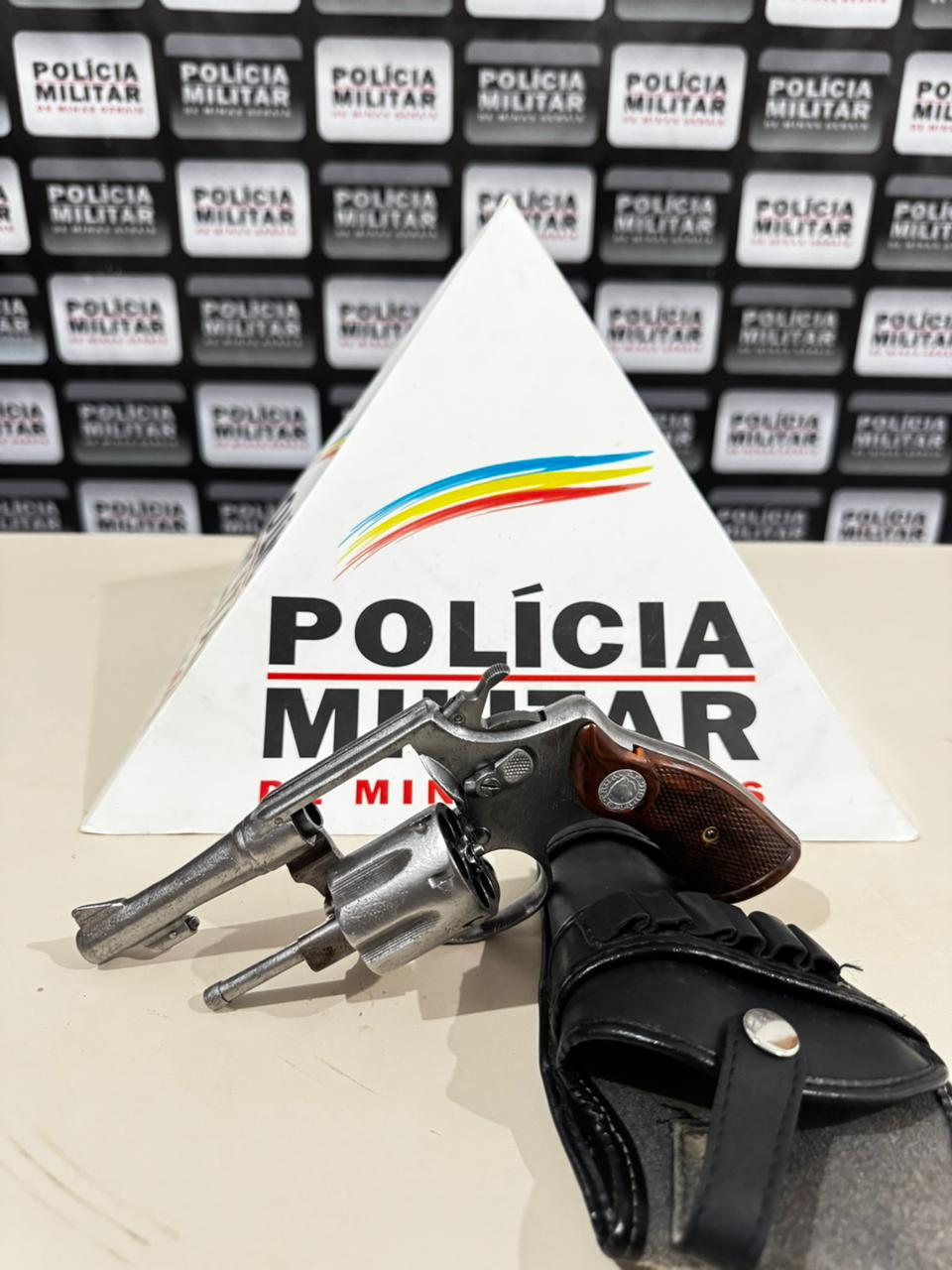 Denúncia leva Polícia Militar a localizar arma de fogo escondida em casa no Sul de Minas