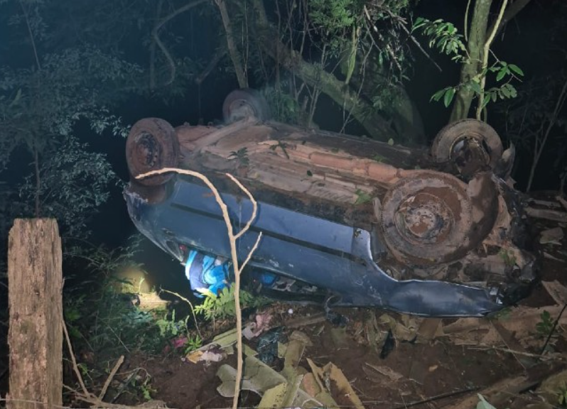 Carro capota na MG-179 e deixa cinco feridos entre Machado e Poço Fundo