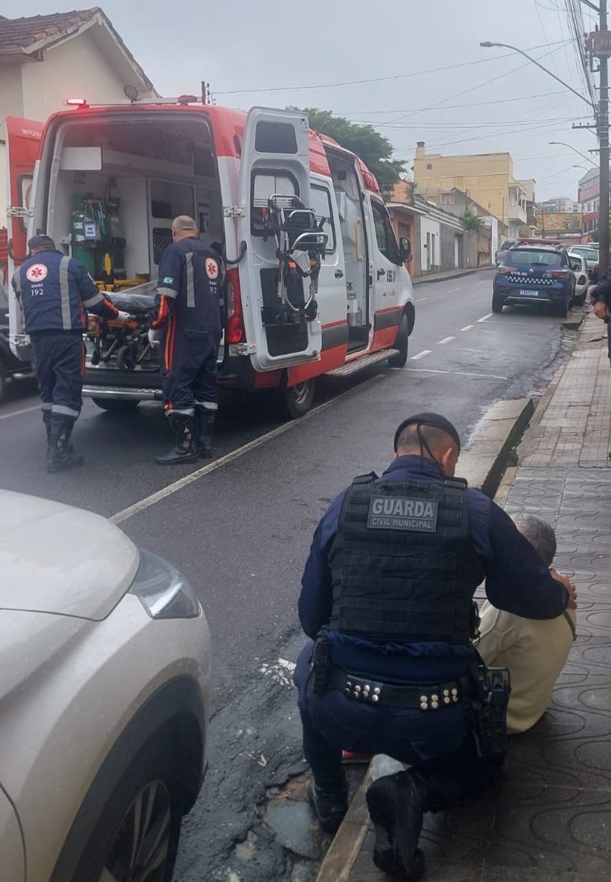 Mulher com hipertensão e diabetes é atendida após sofrer queda em avenida de Varginha