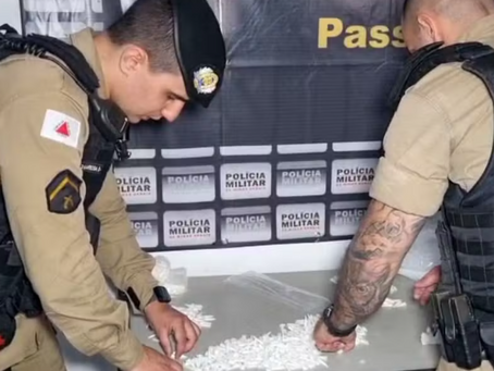 Cinco pessoas são presas e mais de 800 pinos de cocaína são apreendidos após perseguição em Passos