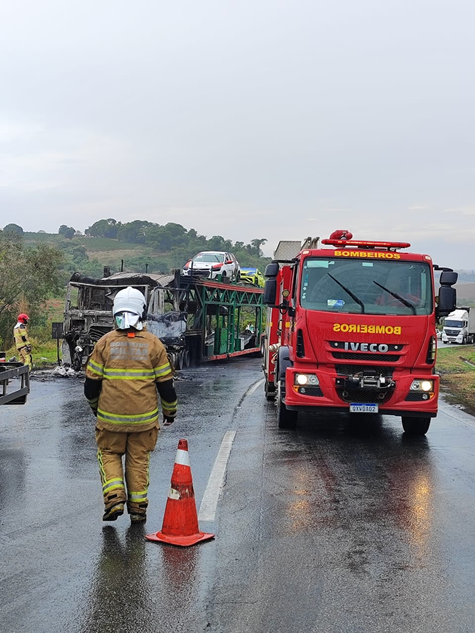 Incêndio em carreta cegonha é controlado pelos bombeiros na BR-381, no Sul de Minas