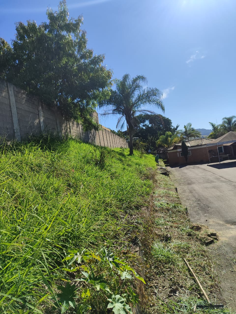 Equipes de limpeza atuam no Centro e em sete bairros de Varginha