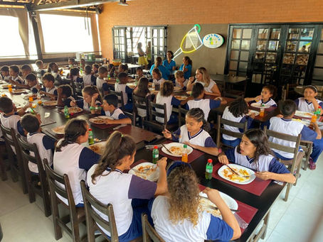 Semana da Criança Abrasel: mais de 60 crianças da zona rural de Varginha almoçam no Água Doce