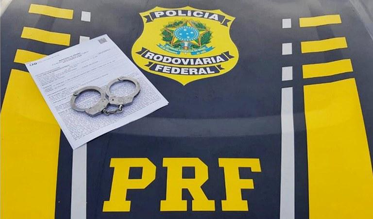 Homem com mandado por estupro tenta fugir, mas é preso pela PRF na BR-381