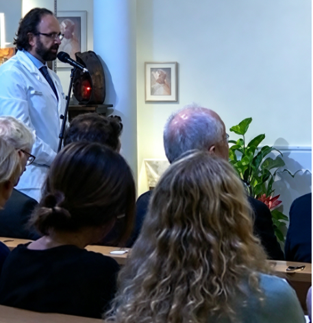 Médicos rezam o terço na capela do hospital antes de cirurgia de Leão XIV; procedimento retirou lobo do pulmão e confirmou diagnóstico de câncer