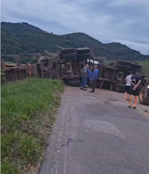 Carreta tomba e bloqueia totalmente a MG-456 entre Heliodora e Lambari