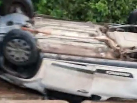 Picape capota na BR-146 após perder controle; ocupante é atendido com suspeita de fratura