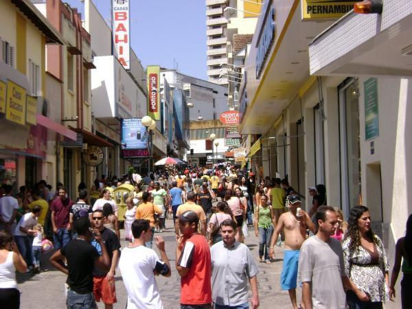 Comerciantes vão à Câmara Municipal após fechamento de 91 lojas no Centro de Varginha e pedem melhorias urgentes